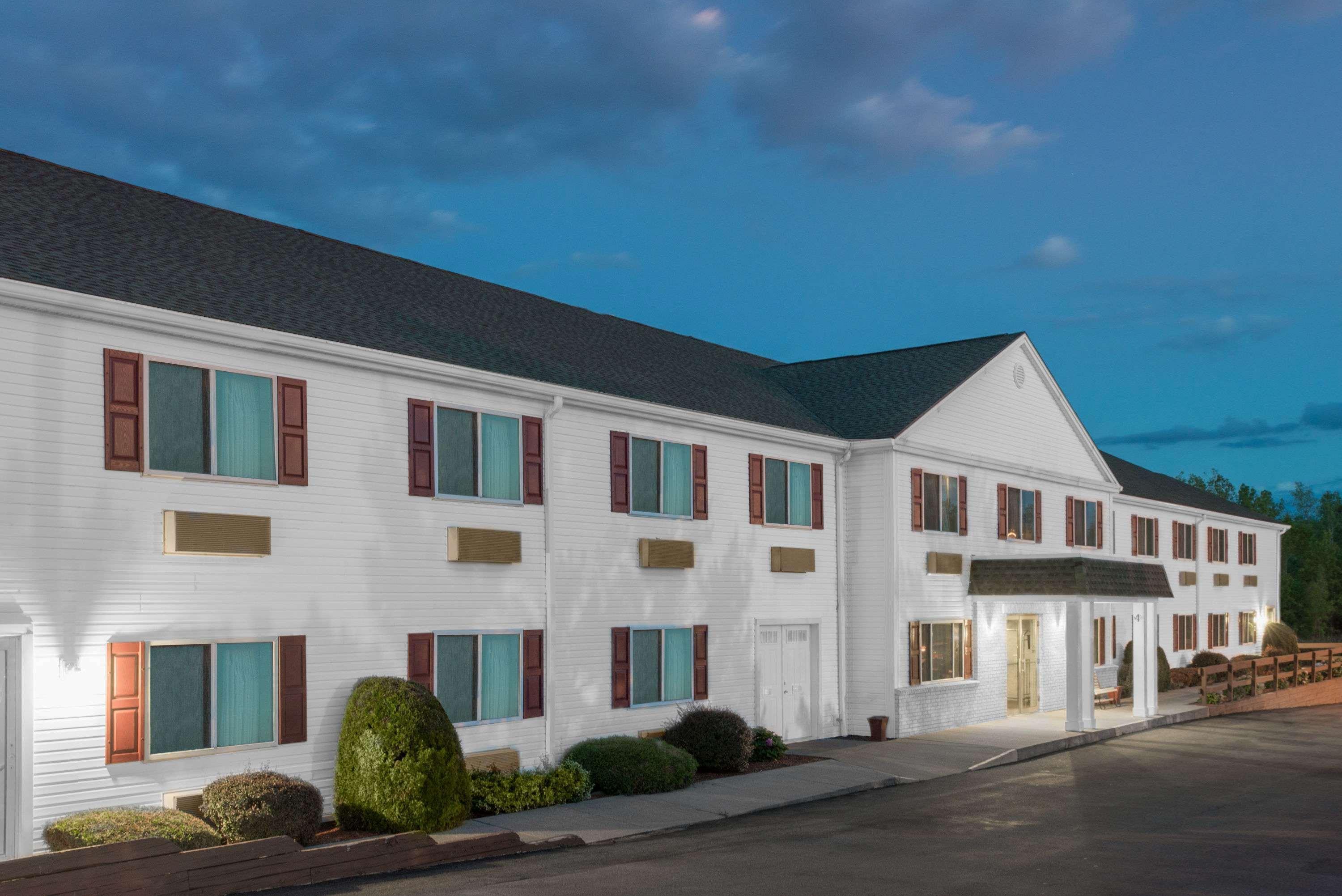 Super 8 By Wyndham Webster/Rochester Exterior photo