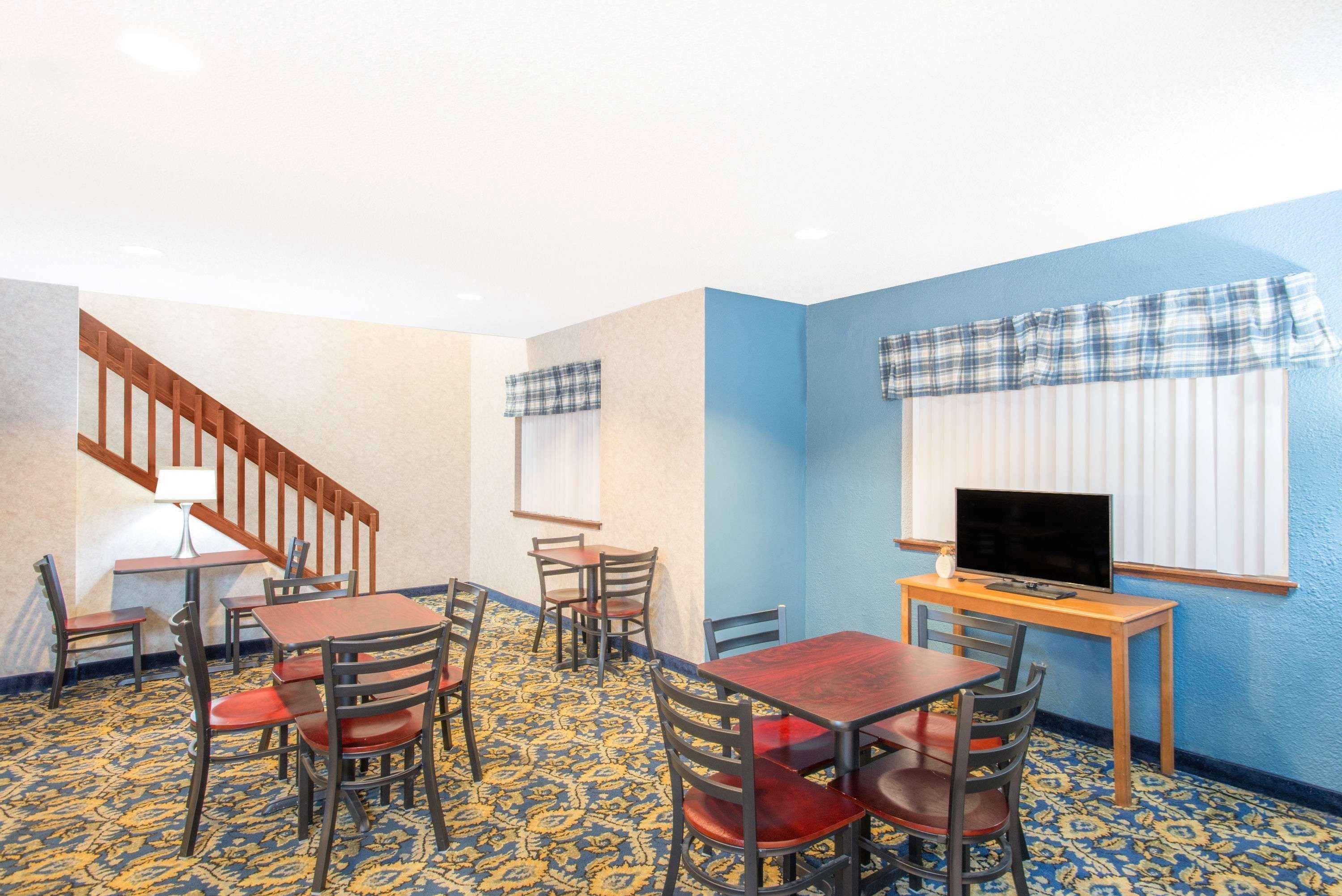 Super 8 By Wyndham Webster/Rochester Exterior photo